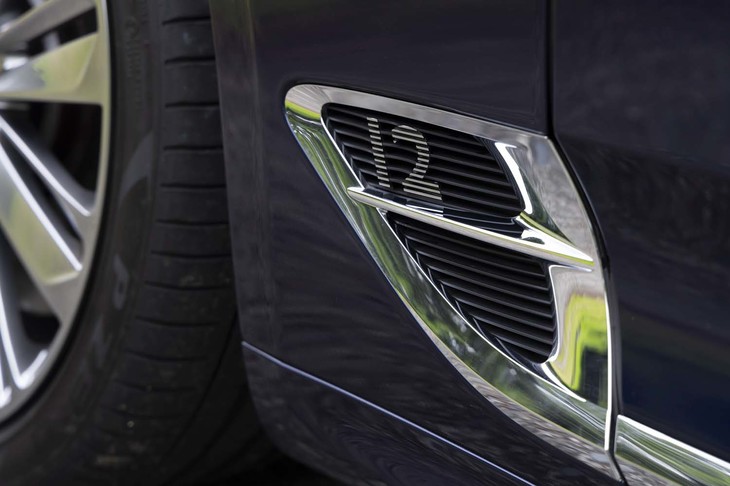 フロントフェンダー下部には「Bentley」の「B」を表現した装飾と、12気筒エンジン搭載車であることを示す「12」の文字があしらわれる。