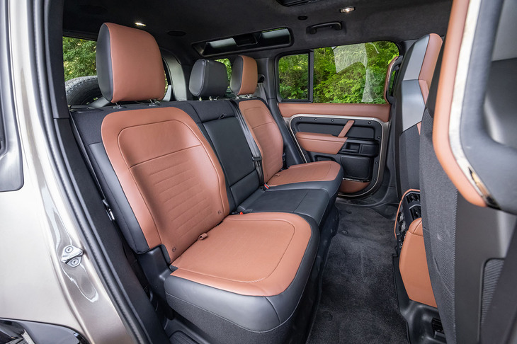 サイドサポート部分が張り出すセパレート風のデザインを、両側に採用した「オクタ」専用デザインの後席。背もたれには40：20：40の分割可倒機構が備わっており、積載する荷物や乗員数によって多彩なシートアレンジが可能だ。