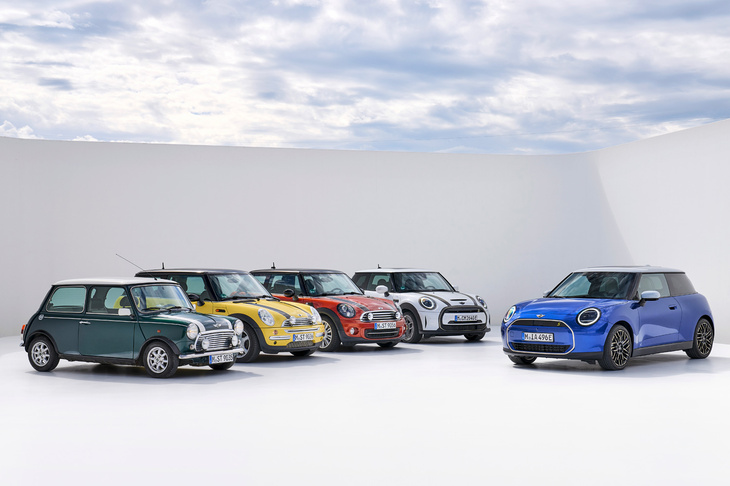オリジナルにあたるBMC時代の「Mini」（写真左端）と、4世代にわたる「ニューMINI」。変えなきゃいけないけど変えちゃいけないフロントデザインの苦悩がしのばれる……。