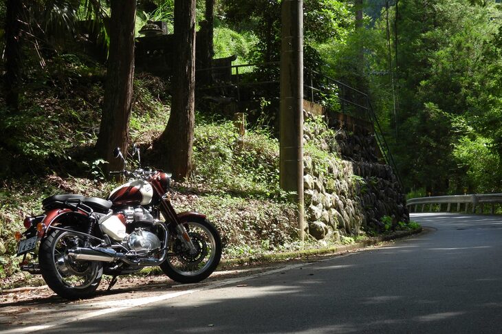 登れば登るほどに狭くなる大丹波地区の道。安全運転で行きましょう。途中には「大丹波川国際ます釣り場」もあるので、釣り好きの人にもオススメです。