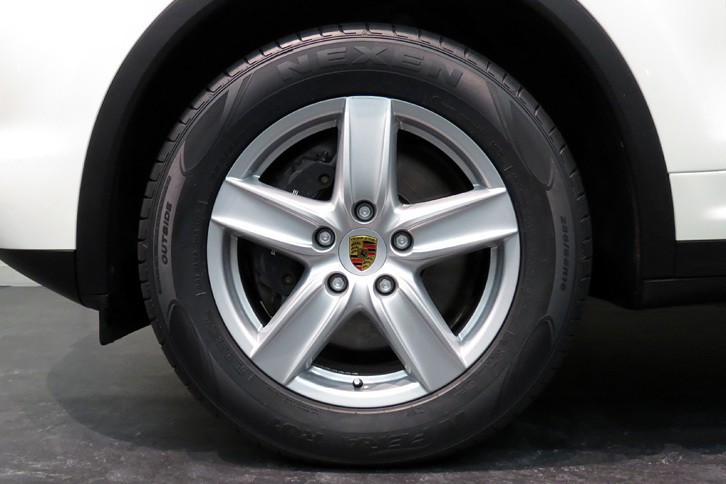 ネクセンのラインナップで、初めてポルシェの標準装着用タイヤとなった「N'FERA RU1」。まずは「カイエン」から採用された。