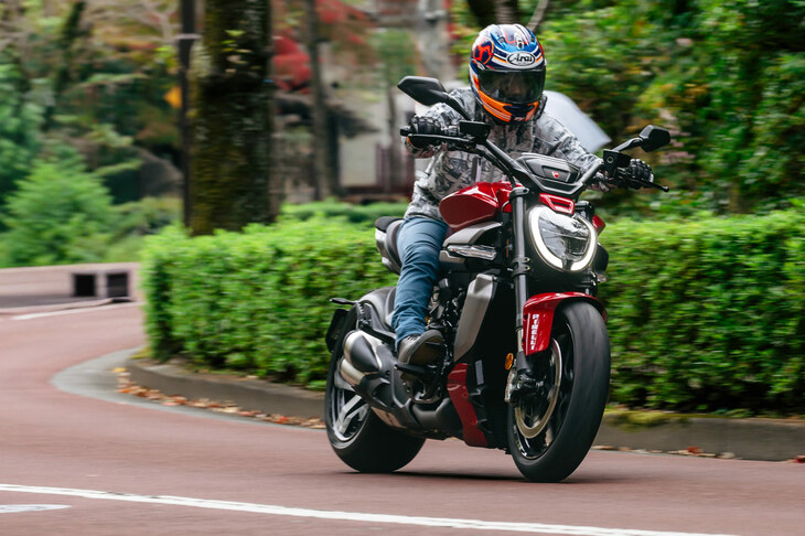 車重は従来モデルより6kg軽い229kgと、大型クルーザーとしては軽量。サスペンションは前がφ50mm径の倒立フォーク、後ろがカンチレバーレイアウトのモノショックで、どちらもフルアジャスタブルタイプとなっている。