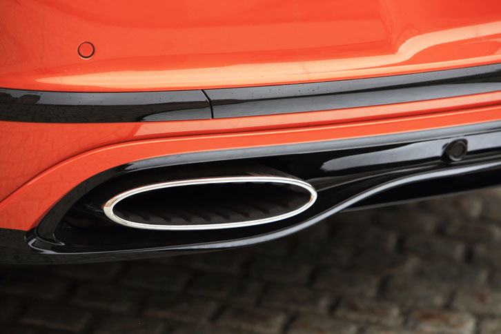 エキゾーストパイプは、リアコンビランプと共通の、だ円形のデザイン。内側にはスリットが入れられる。