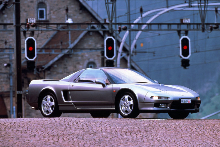 1990年9月に発売された「ホンダNSX」。優れた直進安定性とコーナリング性能、快適な乗り心地を併せ持つ同車のドライブフィールが、後のモデューロの“走りの指標”となった。