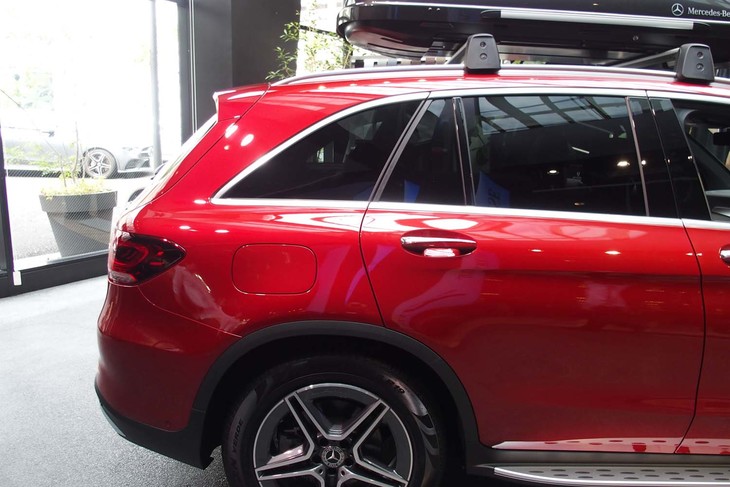 「GLC220d 4MATIC」の後部。リアクオーターウィンドウの面積が大きく取られている。