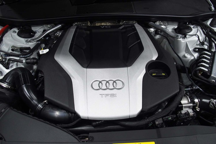 「A6」のパワーユニットは、最高出力340ps、最大トルク500Nmの3リッターV6 DOHC直噴ターボ＋マイルドハイブリッドシステム。4WDのクワトロシステムと組み合わせられている。