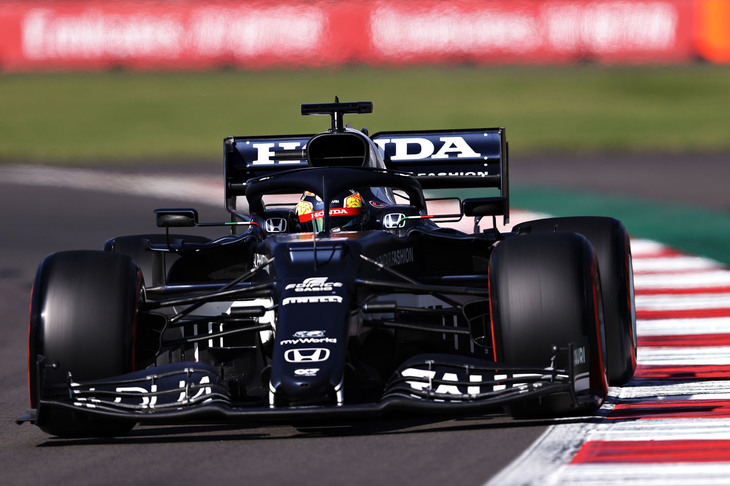 アルファタウリの角田裕毅（写真）は、パワーユニット交換によるグリッド降格というハンディを背負うも、初日から上位に食い込む速さを見せ、3戦連続して予選Q3に進出。ピエール・ガスリーにスリップストリームを使わせ、チームメイトの予選5位獲得に貢献した。しかしレースとなると、スタート直後の混乱に巻き込まれ、アルピーヌのエステバン・オコンとの接触で0周リタイア。同じレッドブル系ドライバーのアレクサンダー・アルボンをメンターに、後半戦は安定感を増してきている角田にとっては惜しい結果となった。一方ガスリーは、レッドブル、メルセデスに次ぐ4位入賞を果たし、アルファタウリは、コンストラクターズランキングで5位アルピーヌに同点で並ぶこととなった。（Photo=Getty Images / Red Bull Content Pool）