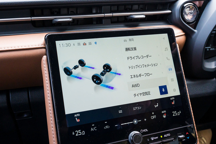 センタースクリーンでは各輪の駆動状況を確認できる。前輪と後輪では最高出力も最大トルクもまるで違うのだが、同じ5目盛りずつというのが何とも……。