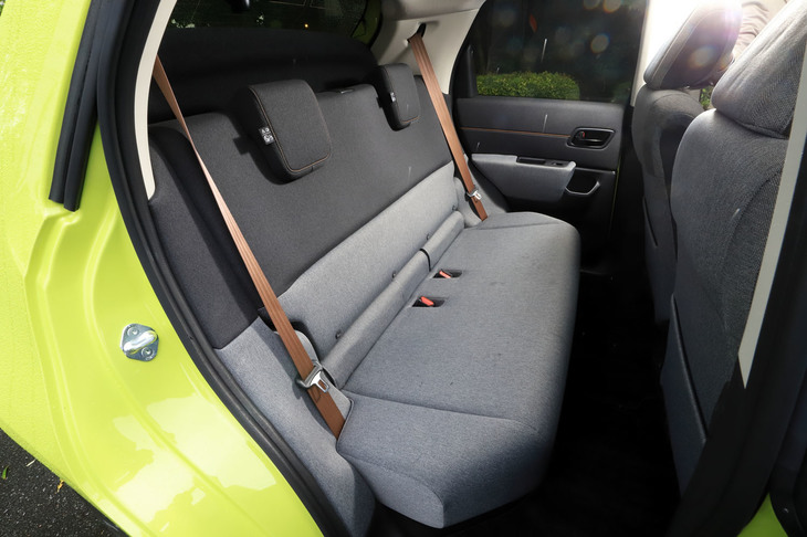 「ホンダe」のリアシート。空間的には“必要十分”といった感じだが、リアドアがあるので乗降性は良好。サイドウィンドウは開閉するし、USBジャックも2つ設けられている。