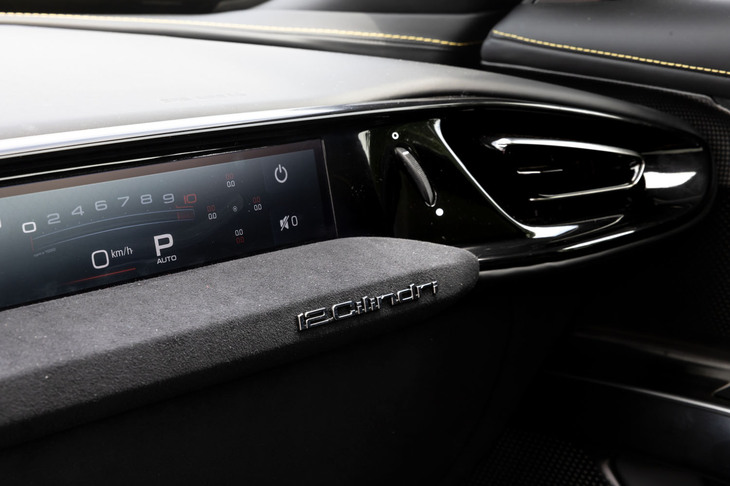 メーターパネルやセンターディスプレイのほか、助手席前方にはパッセンジャー用となる第3のディスプレイ（8.8インチ）が備わる。