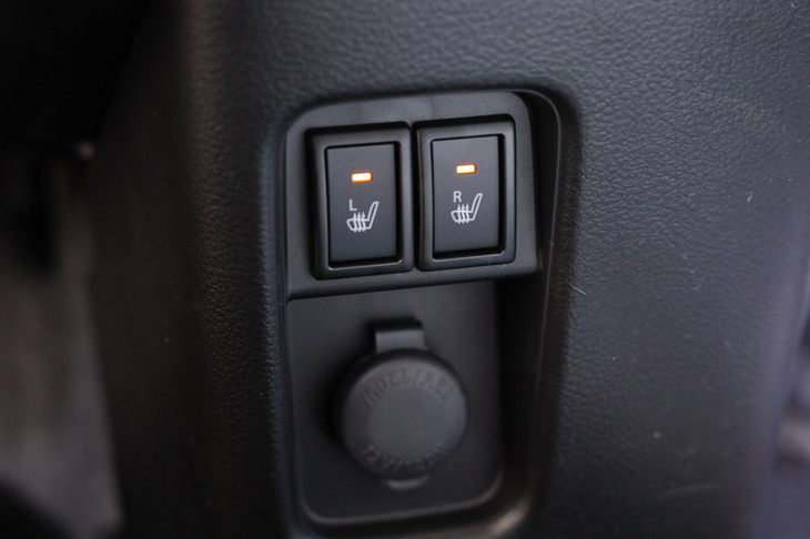 前席のシートヒーターは全車に標準装備されている。スイッチはセンターコンソール下部に配置。