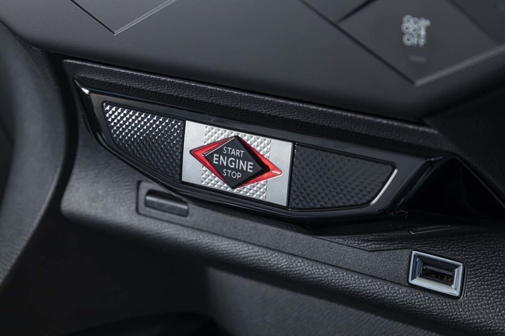 ダイヤ形をモチーフにデザインされる「DS 3クロスバックE-TENSE」。車両の起動スイッチもご覧の通り。