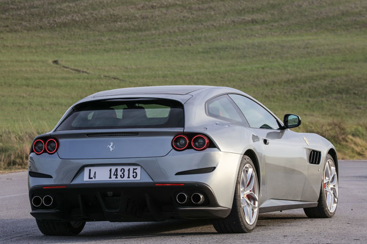 エンジンと駆動方式の変更によって、車重は「GTC4ルッソ」の1920kg（空車重量）から1865kg（同）へと、55kg軽くなった。静的重量配分は前46：後ろ54。