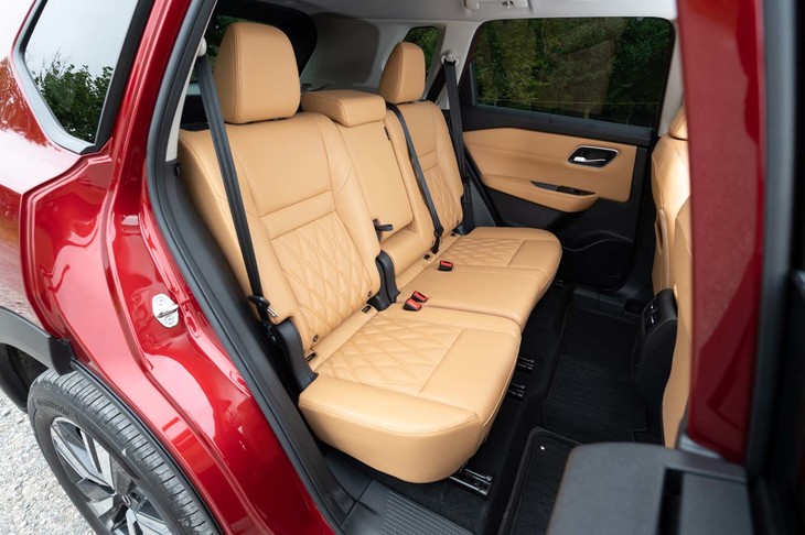 後席は60：40分割で背もたれのリクライニングと座面のスライドが可能。中間グレード「X」では3列シート仕様も選べる。