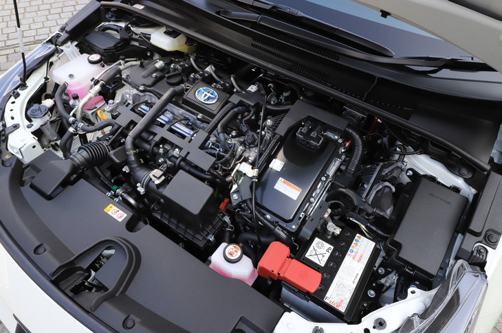 パワートレインの種類は1.8リッターエンジン＋ハイブリッド（写真）と1.8リッターエンジン、1.2リッターターボエンジンの3種類。セダンとワゴンでは1.2リッターターボ仕様は完全に「走りを楽しむユニット」という扱いで、トランスミッションはMTしか用意されない。