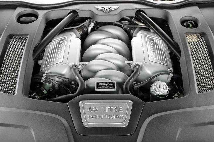 ベースから数えると、実に60年近くにわたり使い続けている6.75リッターV8 OHV 16バルブユニット。英国風には6 3/4リッターと呼ぶ。