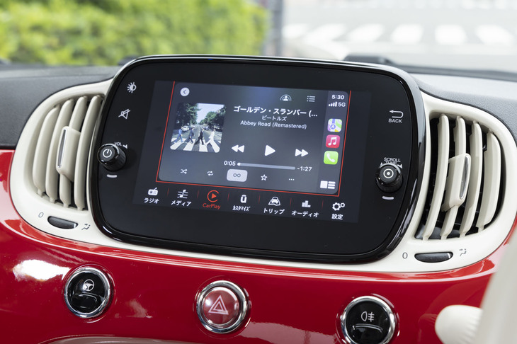 7インチのタッチスクリーンは2018年の一部改良モデルから登場。「Apple CarPlay」と「Android Auto」が使えるが、もともとのメニューが下に残るため、表示領域はかなり狭い。それでもないよりはいい。