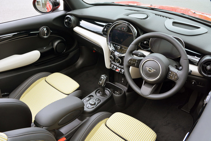 内装はデザインの変更だけでなく、シートのファブリックにリサイクル素材を使用するなどの試みも取り入れられた。