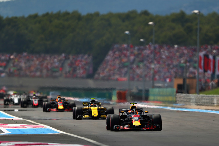 長いストレートと、曲がり込むコーナーセクションの間でセッティングの妥協点を探っていたレッドブル勢。予選5番手のダニエル・リカルドはよりハイダウンフォース仕様に、同4位のフェルスタッペン（写真前）は直線優先のローダウンフォースに決めてレースに臨んだ。スタートでベッテル、ボッタスの接触の間隙（かんげき）を突いて2位に上がったフェルスタッペンがそのままの順位でゴール。リカルドは終盤ライコネンに抜かれ表彰台を逃し4位。（Photo=Red Bull Racing）