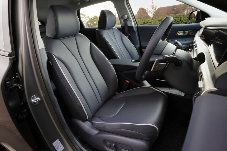 インテリアは「メテオブルー・ワントーン」（写真）と「ストーングレー・ツートン」の2種類が設定されている。前席にはヒーター＆ベンチレーション機能が備わる。