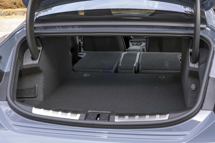 3分割式の後席を倒し、荷室を最大化した状態。トランクリッドを持つ荷室の開口部はハッチバックよりも小さいが、長尺物の積載にも対応できる。
