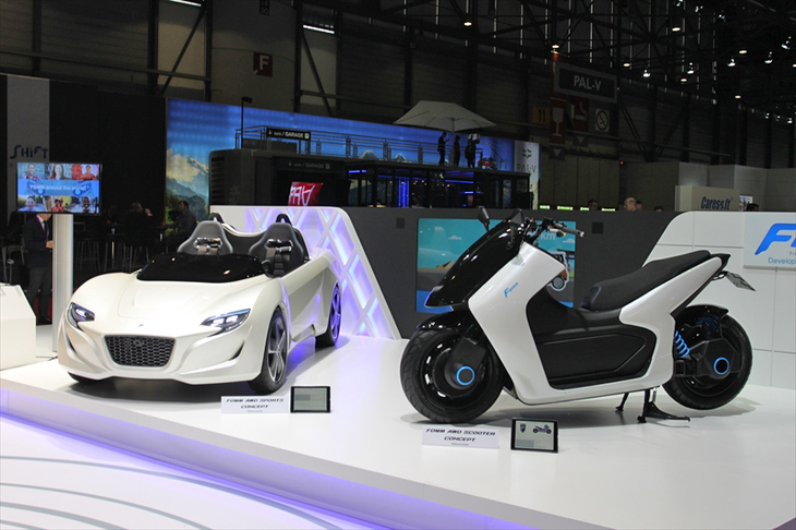 FOMM AWDスポーツコンセプト（写真左）、AWDスクーターコンセプト（写真右）