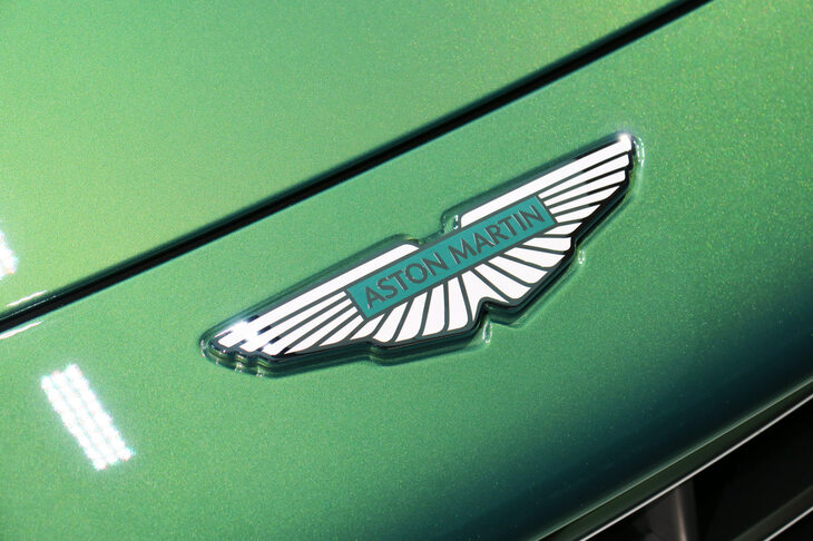 アストンマーティンDB12（ウイングエンブレム）
