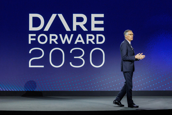 次世代戦略の説明の内容は、2022年に発表された「DARE FORWARD 2030」など、これまでに明らかにされた計画や目標をおさらいするものだった。ステランティスでは、文中で紹介される施策などを通し、2038年までに事業のカーボンニュートラル化を実現するとしている。