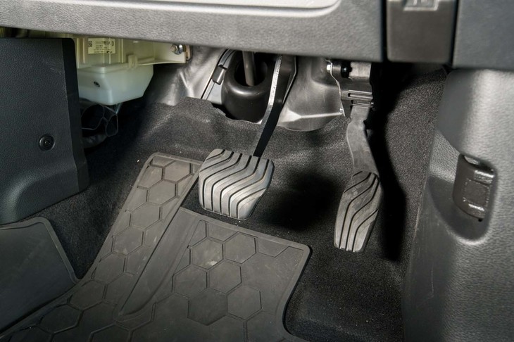 アクセルペダルを前方ではなく下に向かってストロークする構造とすることで、つま先だけでなく足全体を使って踏み込めるようになっている。