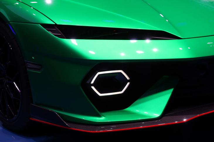 ランボルギーニ・テメラリオ＜アレジェリータパッケージ装着車＞（ヘッドランプとエアインテーク）