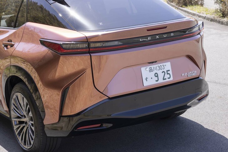 左右ひとつながりの細身のリアコンビランプが重心を低く感じさせる。リアフェンダー後部の複雑な造形がすさまじい。