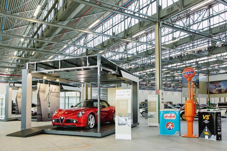 「Heritage Reloaded Creators」のプログラムで販売される「アルファ・ロメオ8Cスパイダー」。デビュー当時はアルファ・ロメオにとって久々の2シーターFRクーペで限定生産という点に注目が集まったが、この車両はFCAが所有していたもの。計829台が製作された8Cのうち、スパイダーはわずか329台。加えてこの車両は走行距離が1000kmに到達していない希少な一台。