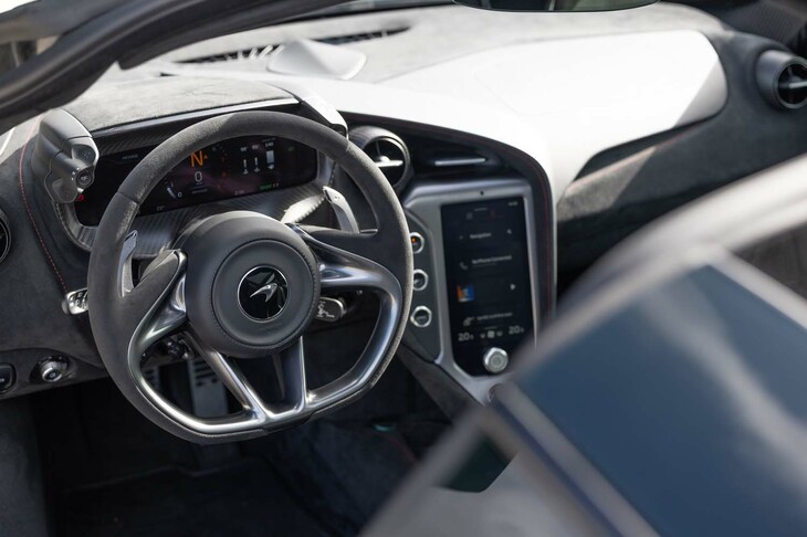 ステアリングレシオは従来の「720S」よりもクイックに。ハンドリング、空力、パワートレイン、トランスミッションの特性をドライバー好みの設定にしておき、ボタンひとつで呼び出せる「マクラーレン・コントロール・ローンチャー（MCL）」も備わる。