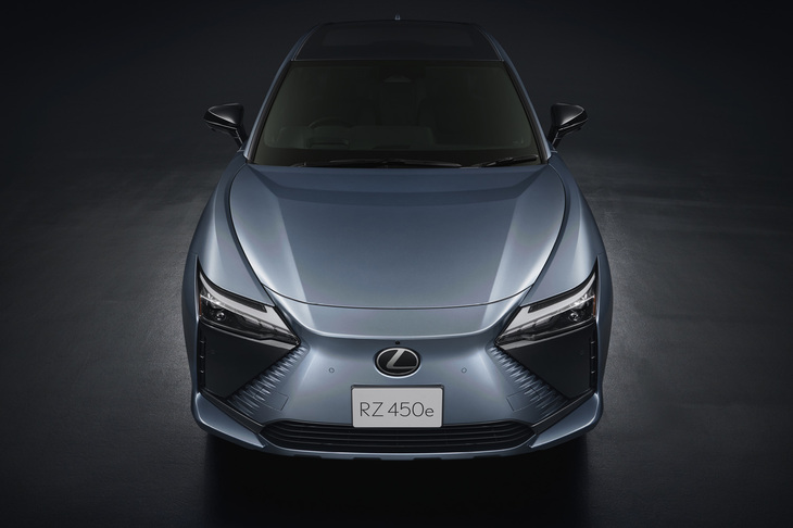 レクサスのアイコンであるスピンドルグリルに代えて、「スピンドルボディー」と呼ばれる新しいデザインコンセプトが採用された。