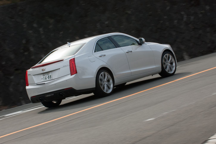 「プレミアム」グレードでは、リアアクスルにメカニカルなLSDが標準で備わる。その走りは一体感に満ちていて痛快。（写真＝向後一宏）