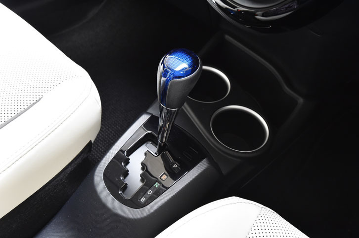 シフトセレクターの形状は、オーソドックスなレバータイプ。その周辺にはカップホルダーや小物入れが用意される。