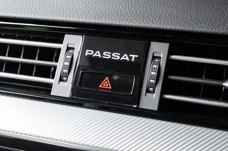 ダッシュボード中央におさまっていたアナログ式時計が廃止され、ハザードスイッチとバックライト付きの「PASSAT」ロゴがレイアウトされるのみになった。