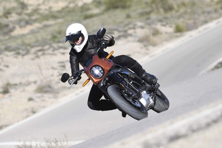 「ライブワイヤー」はRDRS（リフレックスディフェンシブライダーシステム）を装備。コーナリングABSとトラクションコントロール、ドラッグトルクスリップコントロールなどを統合制御し、優れた走行安定性を実現する。