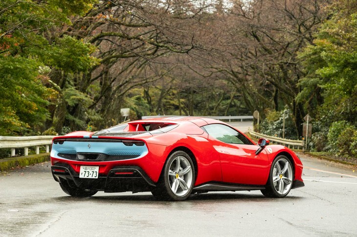 【フェラーリ296GTSのスペック】
	ボディーサイズ：全長×全幅×全高＝4565×1958×1191mm／ホイールベース：2600mm／車重：1540kg（乾燥重量）／1730kg（車検証記載値）／駆動方式：MR／エンジン：3リッターV6 DOHC 24バルブ ターボ／モーター：交流同期電動機／トランスミッション：8段AT／エンジン最高出力：663PS（488kW）/8000rpm／エンジン最大トルク：740N・m（75.5kgf・m）/6250rpm／モーター最高出力：167PS（122kW）／モーター最大トルク：315N・m（32.1kgf・m）／システム最高出力：830PS（610kW）/8000rpm／タイヤ：（前）245/35ZR20 91Y／（後）305/35ZR20 104Y（ブリヂストン・ポテンザ スポーツ）／燃費：6.5リッター/100km（約15.4km/リッター、WLTPモード）／価格：4150万円
	
	【取材時の燃費データ】
	テスト距離：260.8km（市街地1：高速道路6：山岳路3）／使用燃料：31.7リッター（ハイオクガソリン）／参考燃費：8.2km/リッター（満タン法）