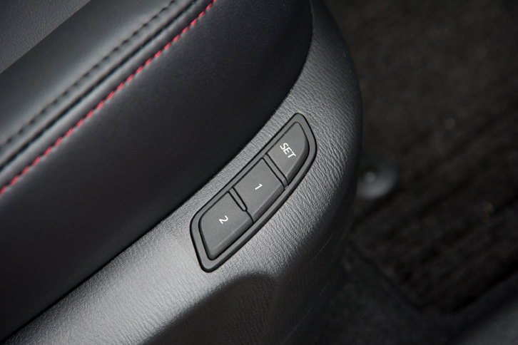 今回の改良では、運転席パワーシートのメモリー機能に、ヘッドアップディスプレイの角度や明るさ、カーナビの表示設定なども記憶されるようになった。