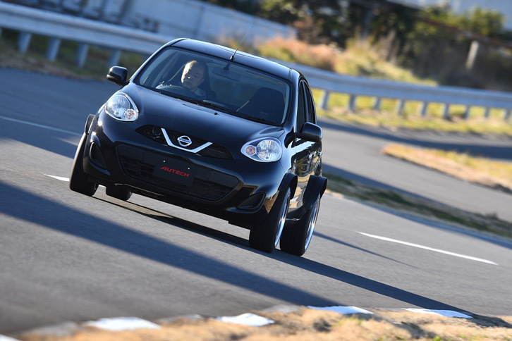 日産の追浜グランドライブのテストコースを走る「A30」。