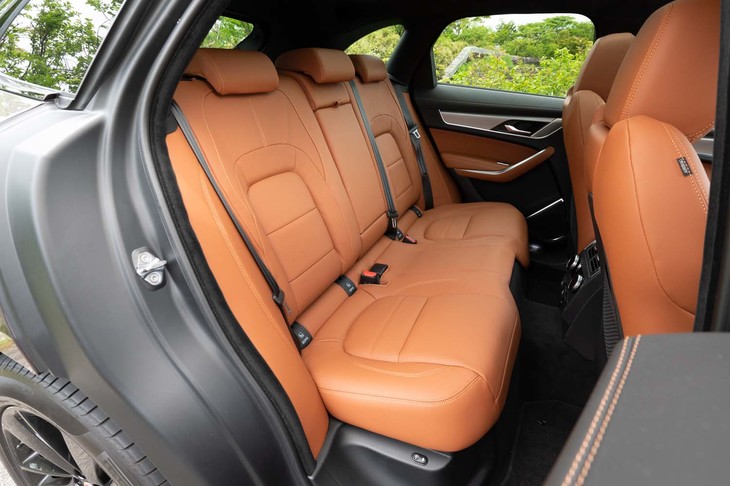 キャビンが絞り込まれていないため後席空間でもご覧の広さ。リアシートのレッグルームは最大で944mmにも達する。