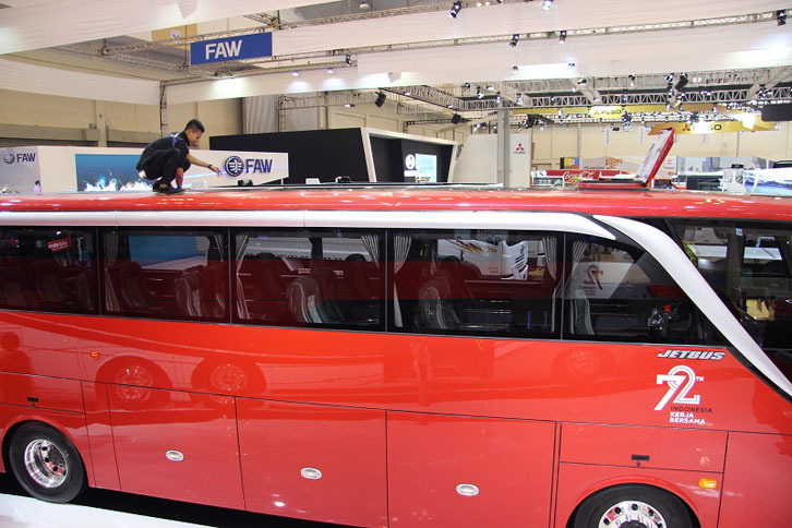 バスの上に乗っている人を発見。何をしているのかというと、ガラスルーフを掃除しているのでした。なにはともあれ、落ちないように気を付けてくださいね。