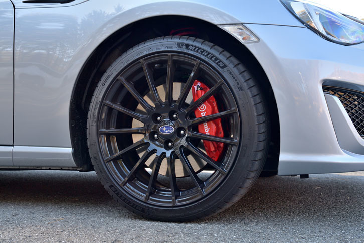 タイヤサイズは前後とも215/40R18。試乗車にはミシュランの「パイロットスポーツ4」が装着されていた。