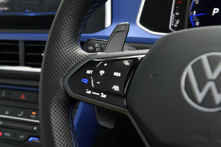 大型のシフトパドルと「R」ボタンが備わる「R専用レザーマルチファンクションステアリングホイール」。ステアリングヒーターも内蔵されている。