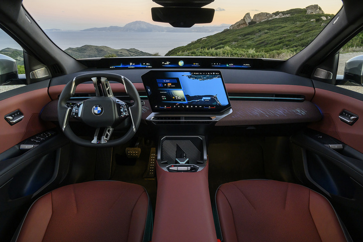 ダッシュボードと左右のドアパネルをトリムで結んだキャビンは包まれ感が強い空間だ。ウインドシールドの基部に新機軸の「パノラミックビジョン」が搭載されている。