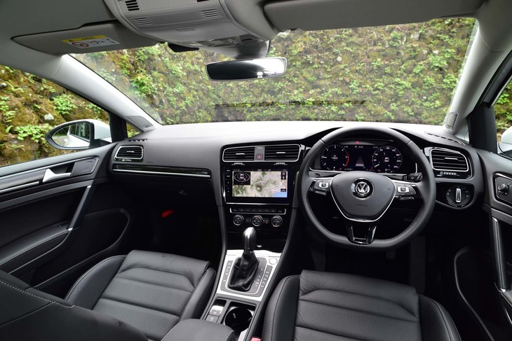 “プレミアムカーのクオリティー”をうたう最新型「ゴルフ」のインテリア。北欧の高級オーディオブランドであるDYNAUDIO（ディナウディオ）のサウンドシステムも自慢のひとつ。