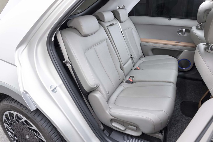 3000mmのホイールベースを生かして後席もくつろげる空間に仕上がっている。「ラウンジ」「ラウンジAWD」では座面の電動スライドが可能。