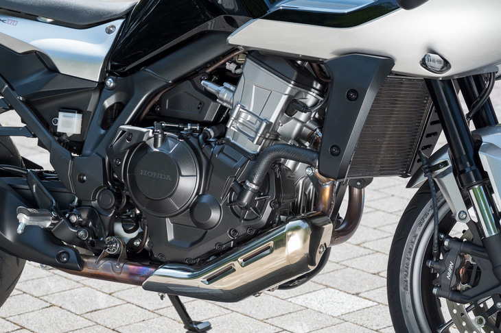 排気量1082ccの並列2気筒エンジンは、102PSの最高出力と104N・mの最大トルクを発生。最新のモデルらしく、スロットルの操作は電子制御のバイ・ワイヤ式である。
