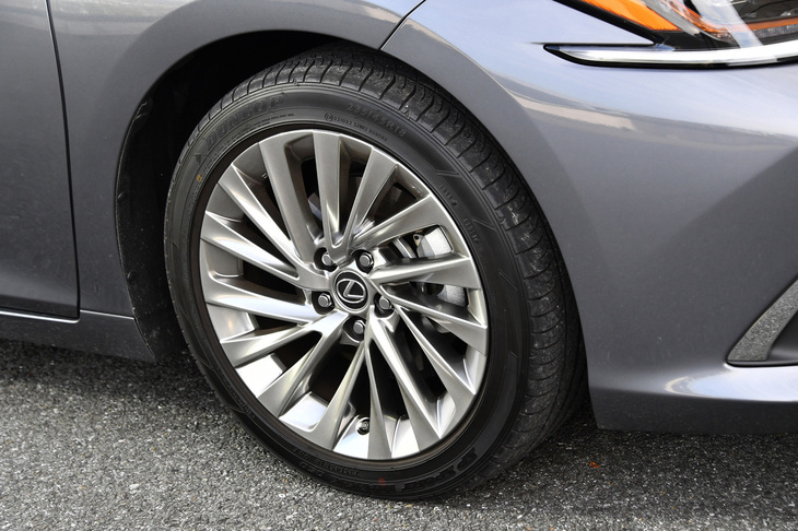 “バージョンL”には、18インチの「ノイズリダクションアルミホイール」が装着される。リム部を中空構造とすることで、走行中に発生する不快な「タイヤの気柱共鳴音」を低減するという。